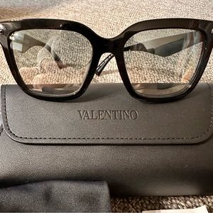NWOT Authentic VALENTINO Valentino acetate sunglasses with VLTN logo